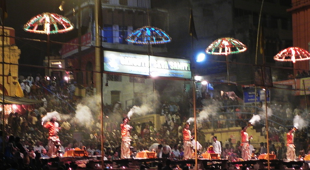The big fire ceremony on the main ghat. (23 Mar 2014).